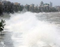 High tide hits Mumbai, high waves rise from the ocean